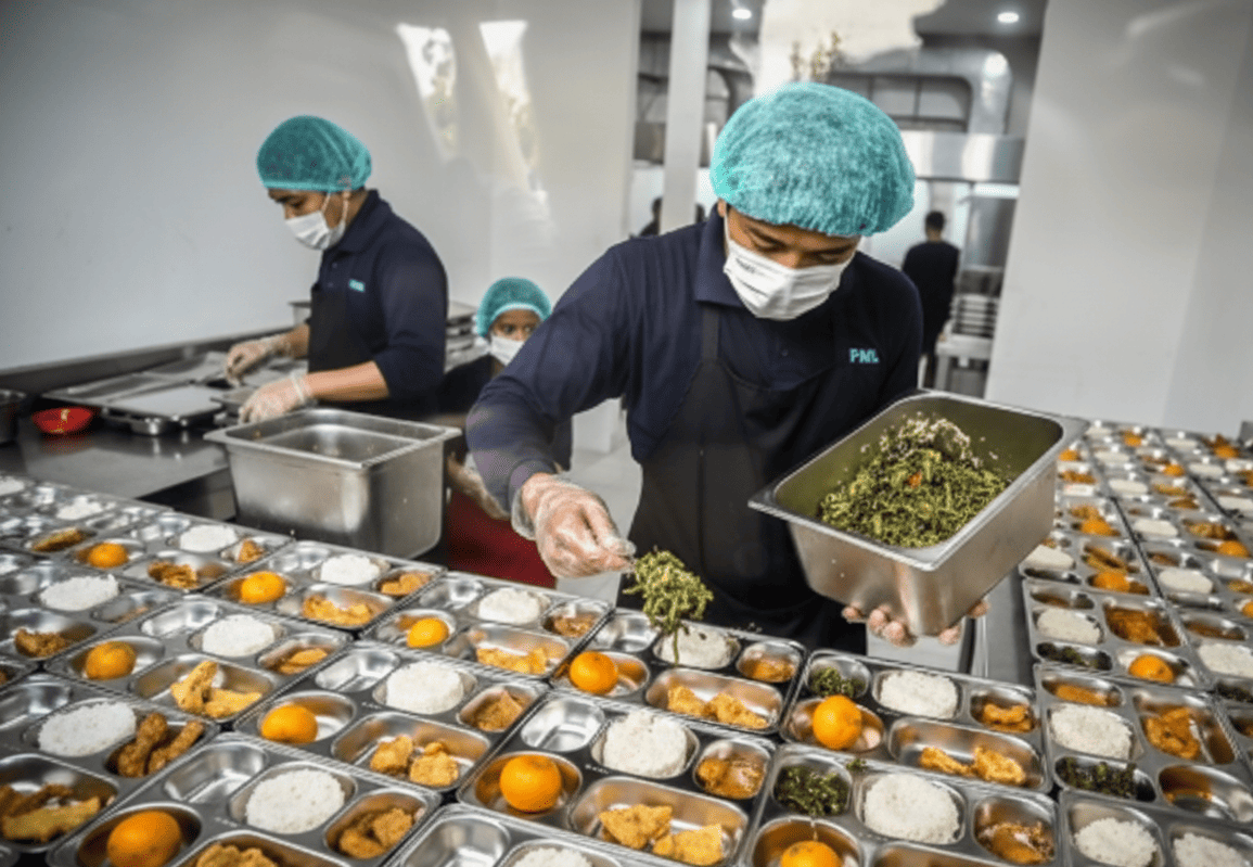 Petugas menyiapkan menu makan bergizi
